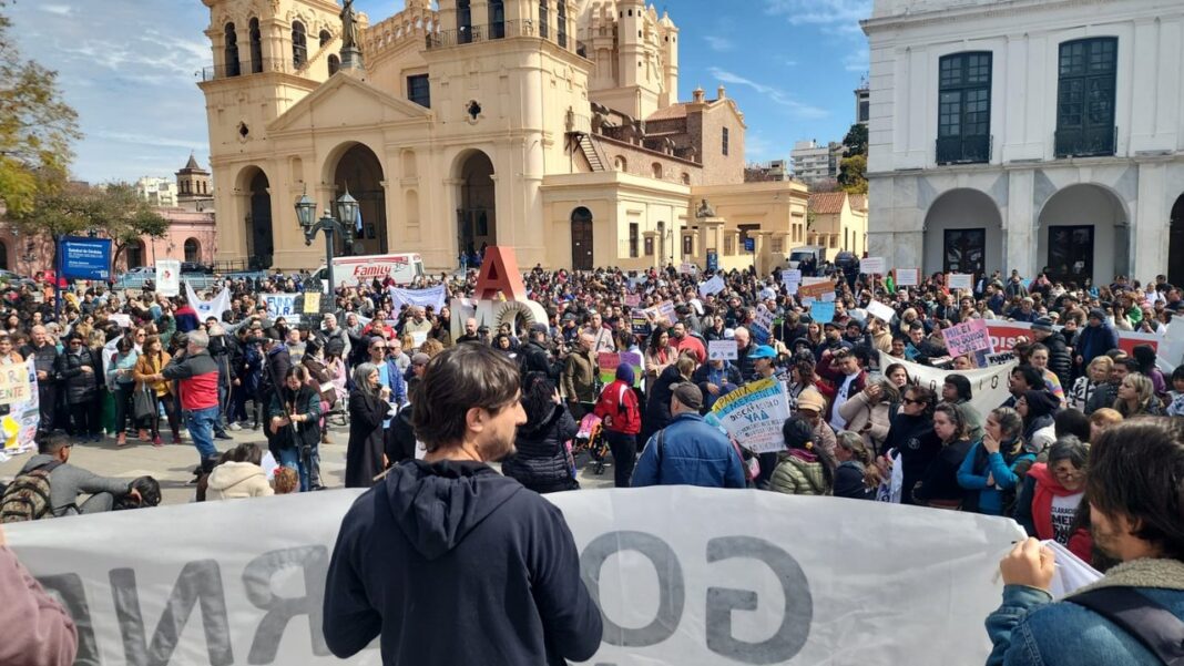 Concentración de personas del sector de la discapacidad en la Plaza San Martín de Córdoba durante la protesta.