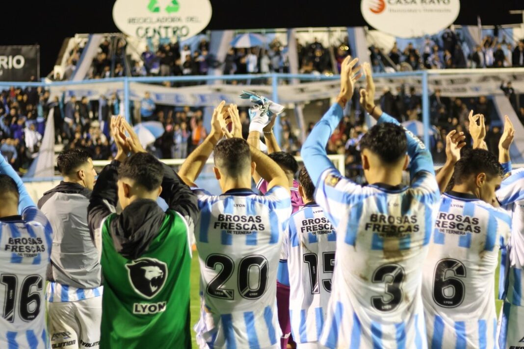 Jugadores de Racing de Córdoba celebran un gol en el estadio Miguel Sancho.