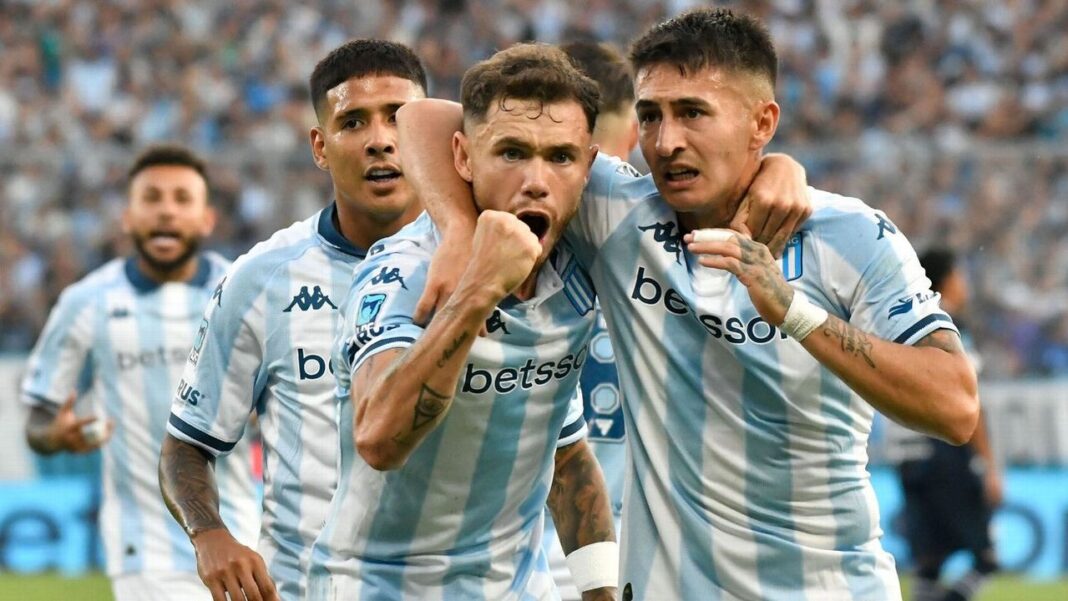 Jugadores de Racing Club en un partido de fútbol.