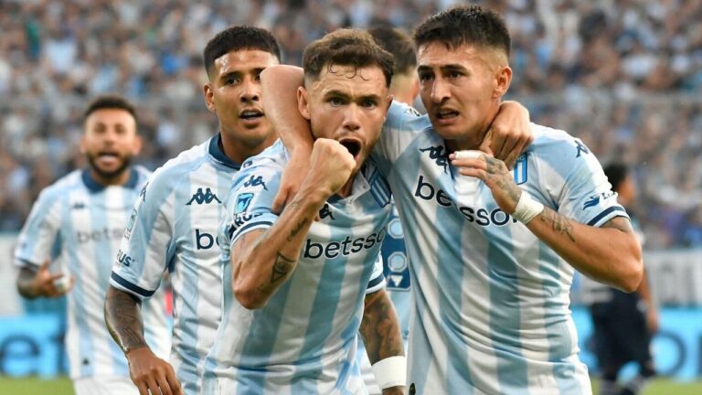 Jugadores de Racing Club en un partido de fútbol.