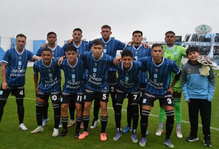 Jugadores de Racing de Nueva Italia y Ciudad Bolívar durante el partido de la Primera Nacional.