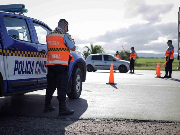Vehículo de rally compitiendo en un camino rural de la provincia de Córdoba.