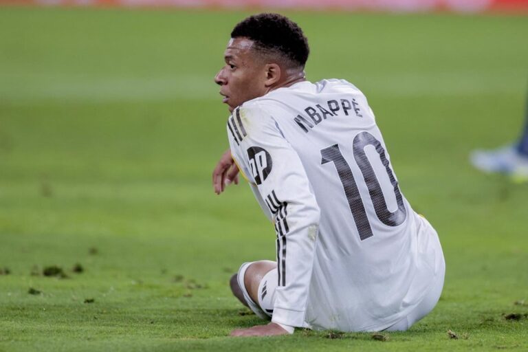 Kylian Mbappé lesionado durante un partido del Real Madrid