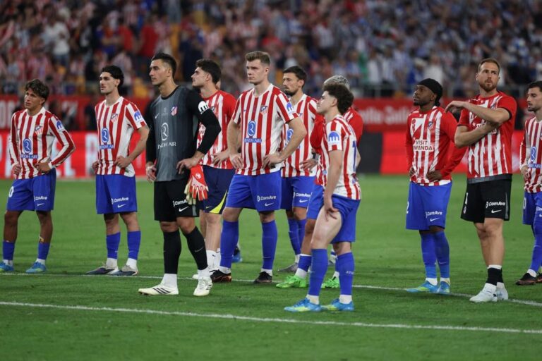Jugadores de la Real Sociedad celebran el título de la Copa del Rey tras la victoria en penales sobre el Atlético de Madrid.