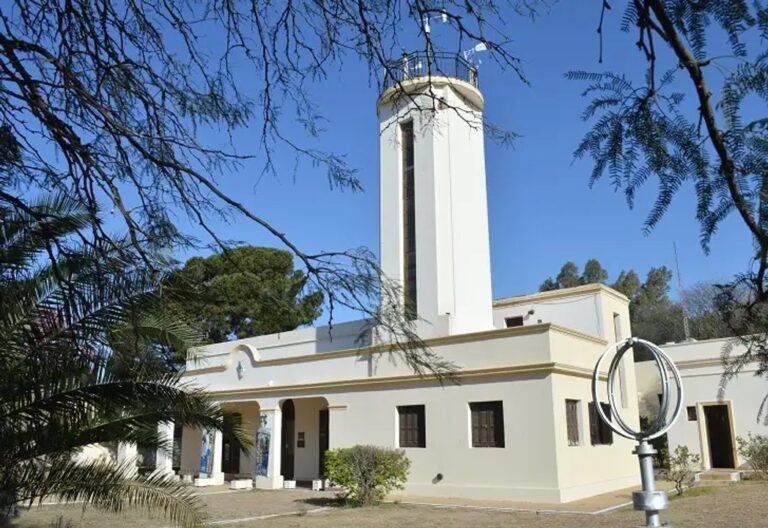 Fachada del Museo Meteorológico Dr. Benjamín Apthorp Gould en la ciudad de Córdoba