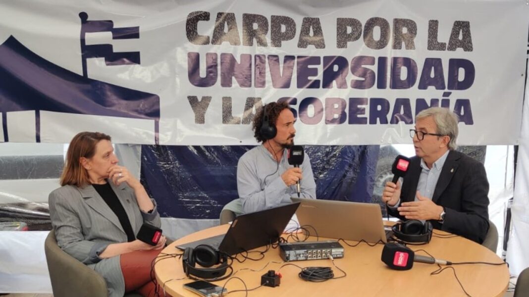 Jhon Boretto, rector de la UNC, hablando en la carpa docente instalada en Obispo Trejo y Caseros, Córdoba.