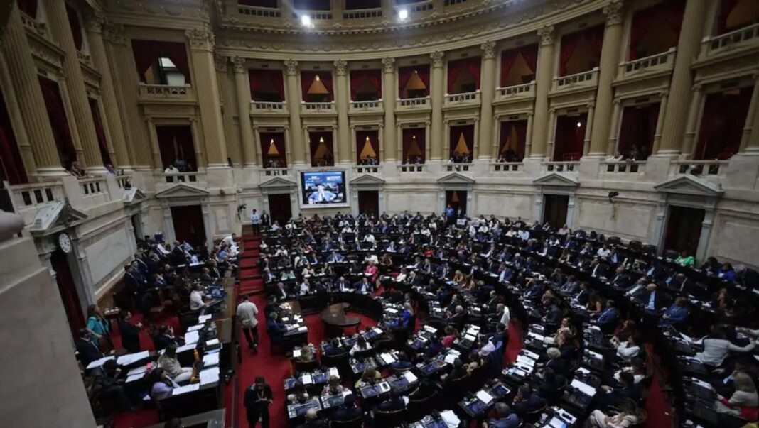 Sesión en el Senado argentino con proyecto de reforma política sobre la mesa