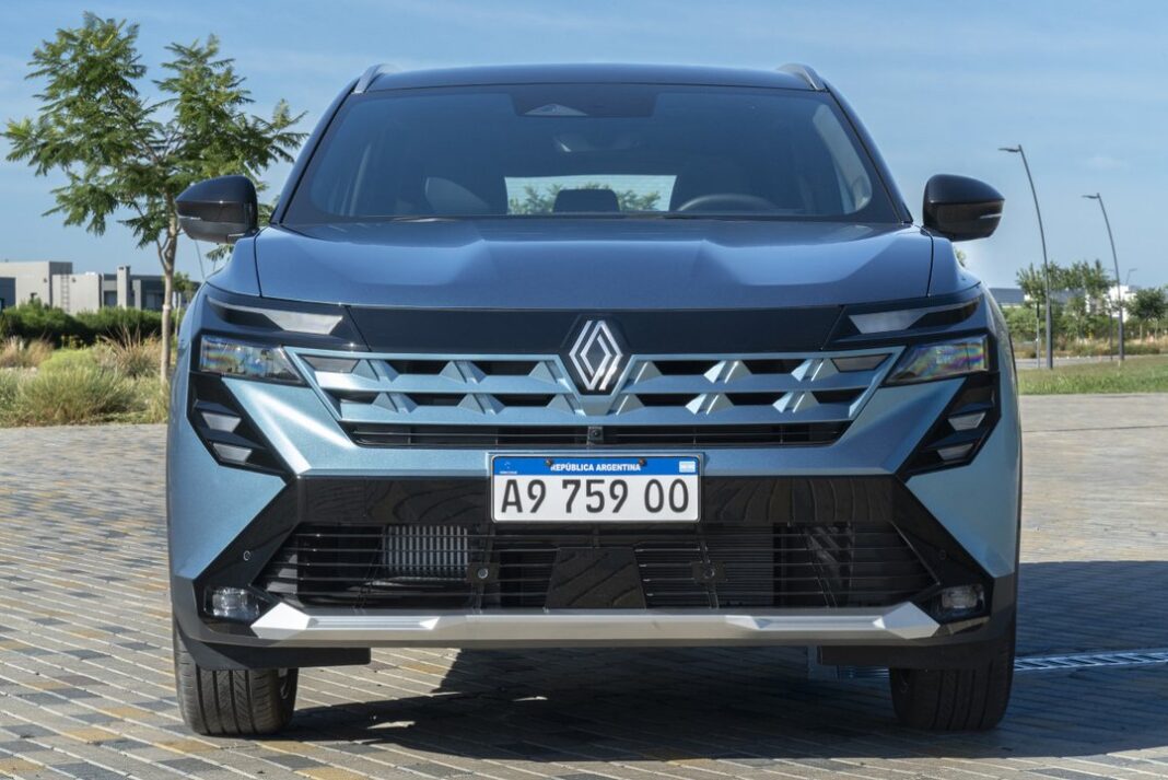 Renault Boreal SUV color gris, vista frontal lateral en carretera