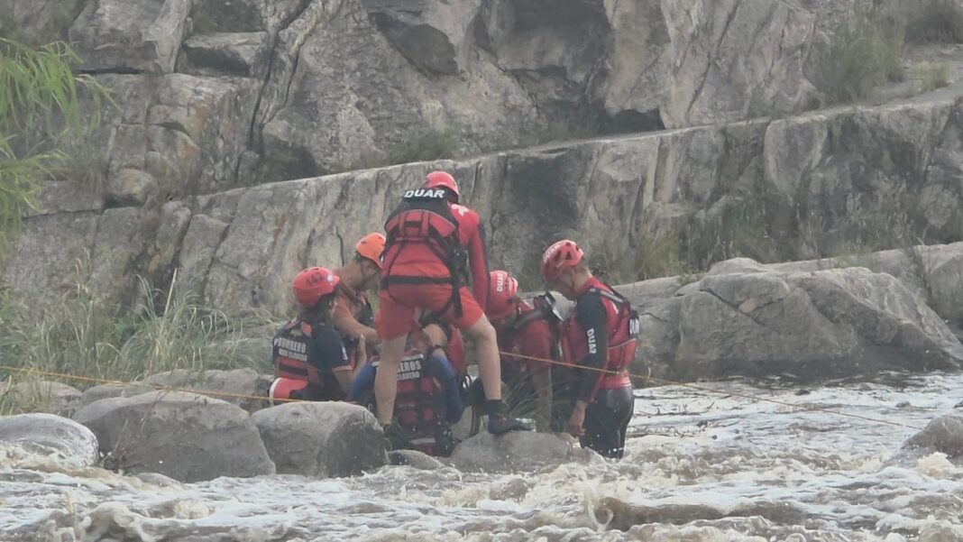 Operativo de rescate del DUAR en el río Los Sauces, Mina Clavero, Córdoba