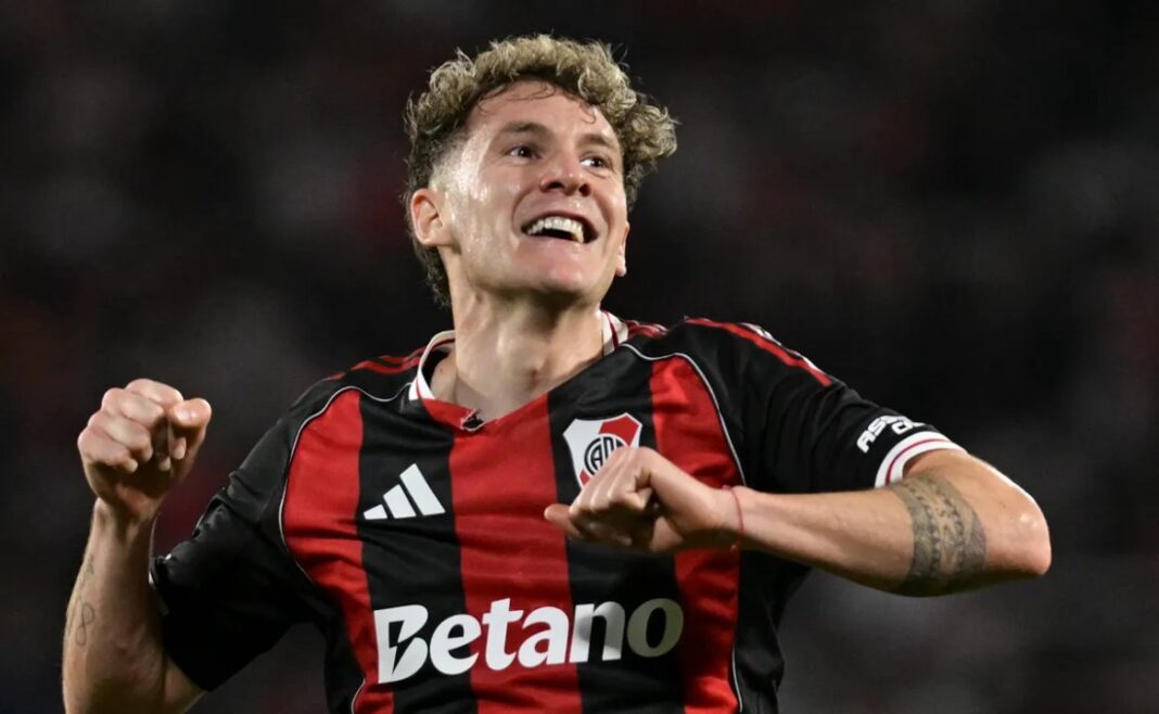 Jugadores de River Plate y Racing Club durante el clásico en el Estadio Presidente Perón.