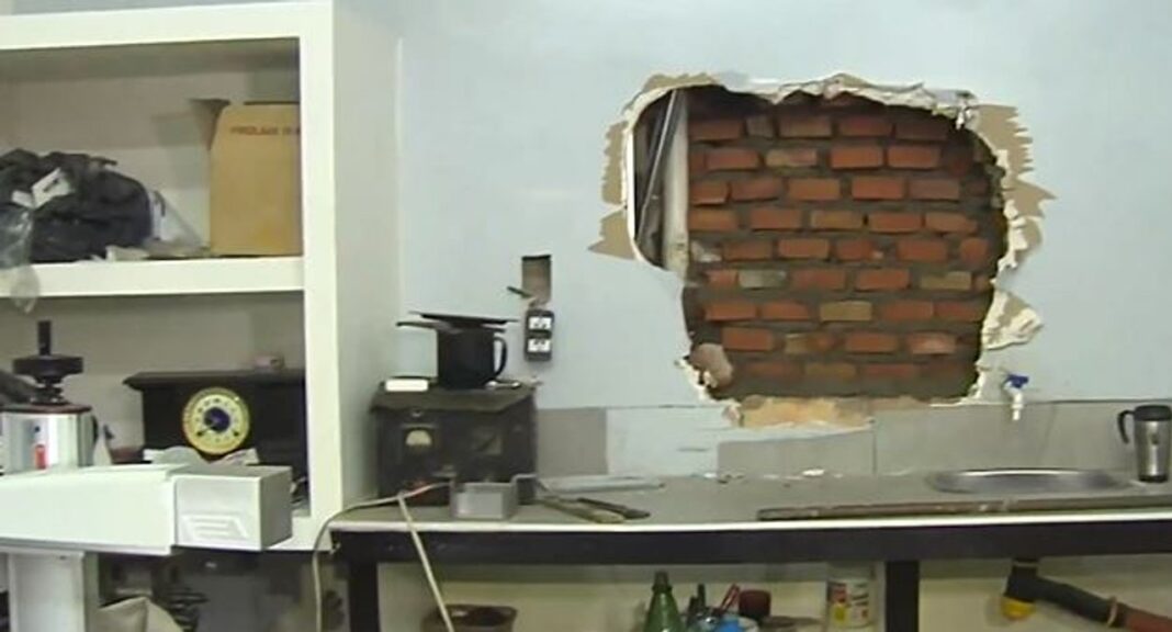 Fachada de un local comercial en calle Tucumán, Córdoba, donde ocurrió el robo.