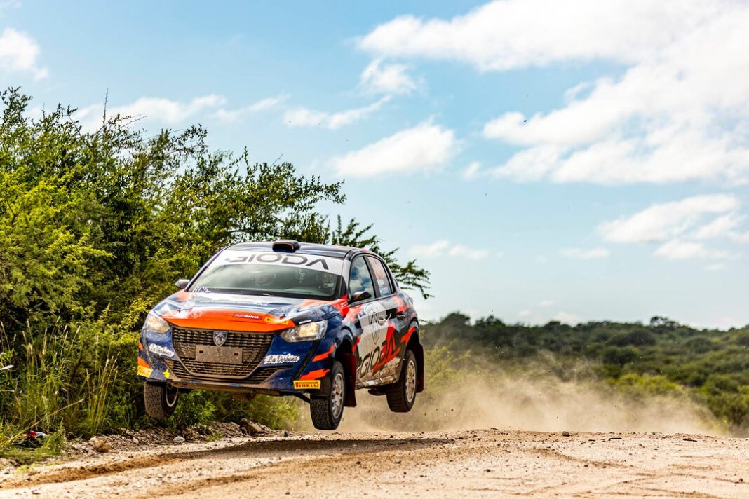 Autos de rally compitiendo en un camino de montaña en la provincia de Córdoba