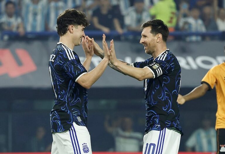 Jugadores de la Selección Argentina celebran un gol durante el partido amistoso contra Zambia en La Bombonera.