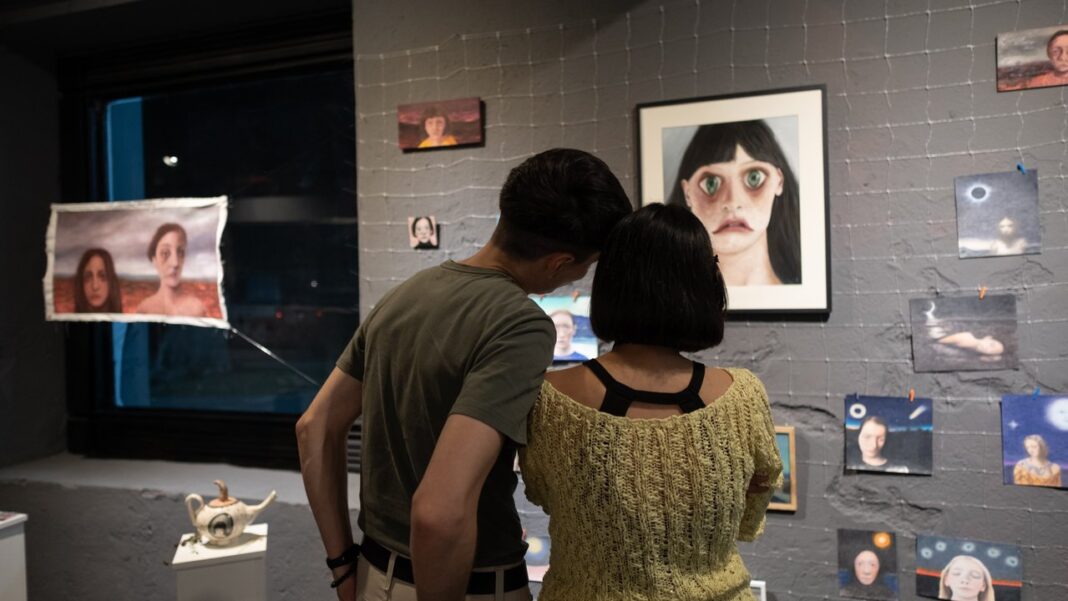 Público recorriendo la feria de arte SELVA en el subsuelo de Plaza de la Música, Córdoba.