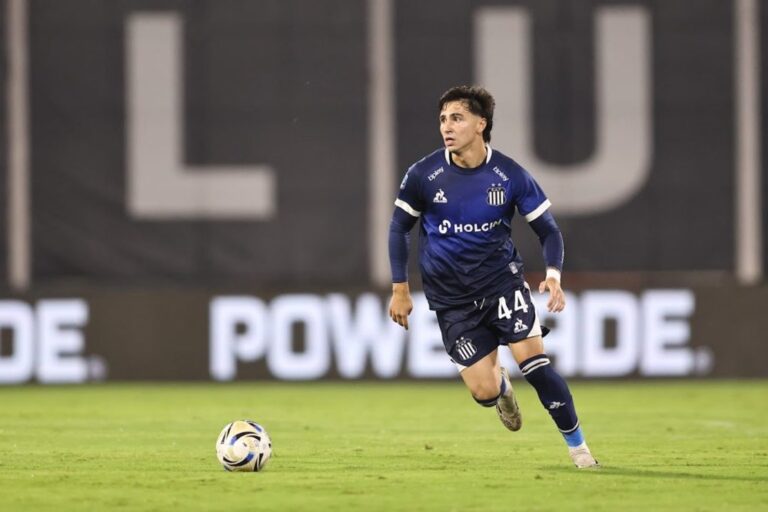 Jugadores de Talleres durante el partido contra Estudiantes en el Estadio UNO