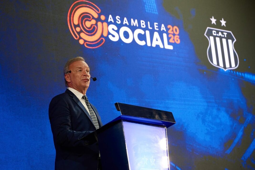 Presidente Andrés Fassi durante la asamblea de socios de Talleres en Córdoba