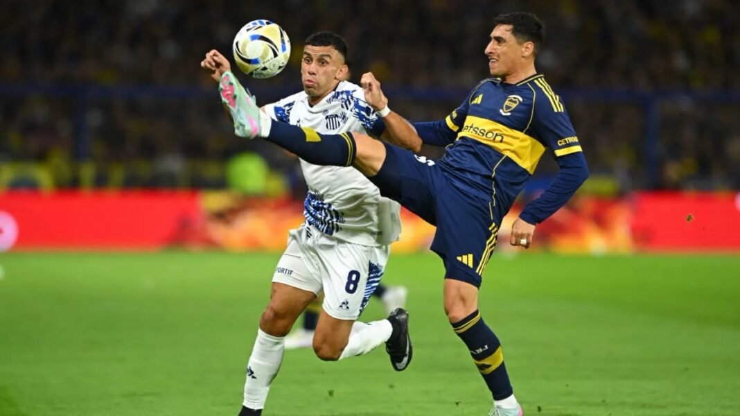 Jugadores de Talleres y Boca Juniors durante el partido en el estadio Mario Alberto Kempes de Córdoba.