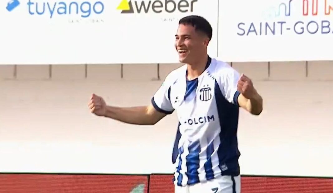 Jugadores de Talleres celebrando un gol durante el partido contra Defensa y Justicia en Varela.