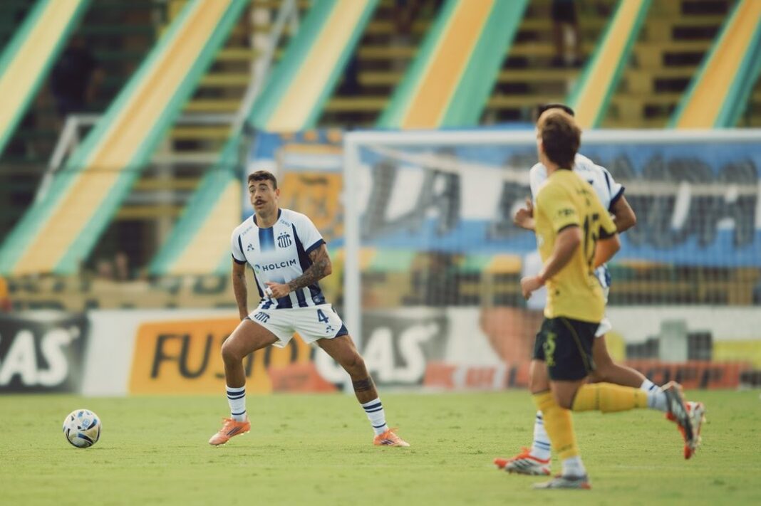 Jugadores de Talleres celebran un gol durante el partido contra Defensa y Justicia en el estadio de Florencio Varela.
