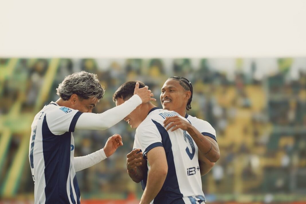 Jugadores de Talleres celebran un gol durante el partido contra Defensa y Justicia en el estadio Norberto Tomaghello.