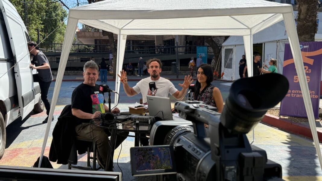 Estudio de transmisión del programa Tanta Trampa instalado en la carpa universitaria en Córdoba.