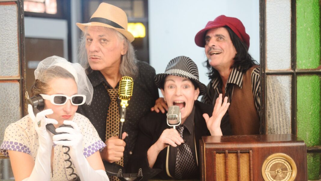 Escena de la obra Luna: Radioencantamientos con actores en un estudio de radio