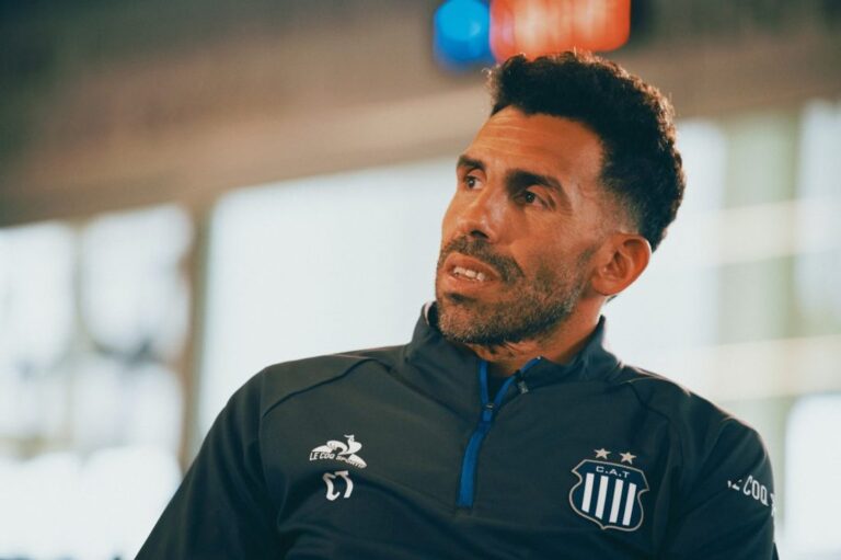 Carlos Tevez durante una conferencia de prensa como entrenador de Talleres