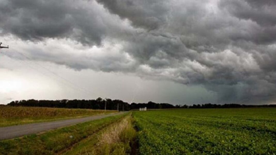 Tormenta sobre la ciudad de Córdoba con nubes oscuras y relámpagos