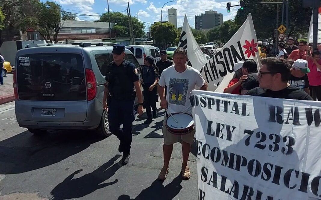 Trabajadores estatales durante la movilización en las calles del centro de Córdoba.