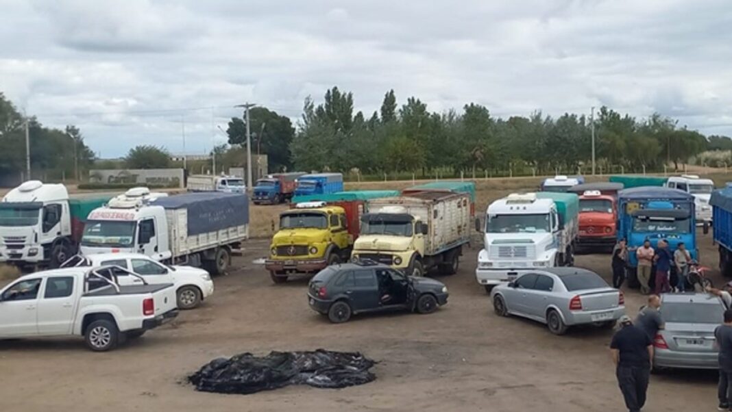Camiones de transporte de granos estacionados a la vera de una ruta en la provincia de Córdoba