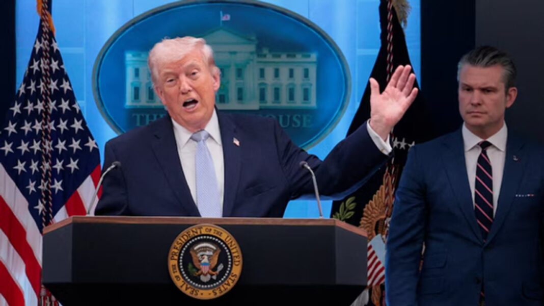 Donald Trump durante una conferencia de prensa hablando sobre el conflicto con Irán.