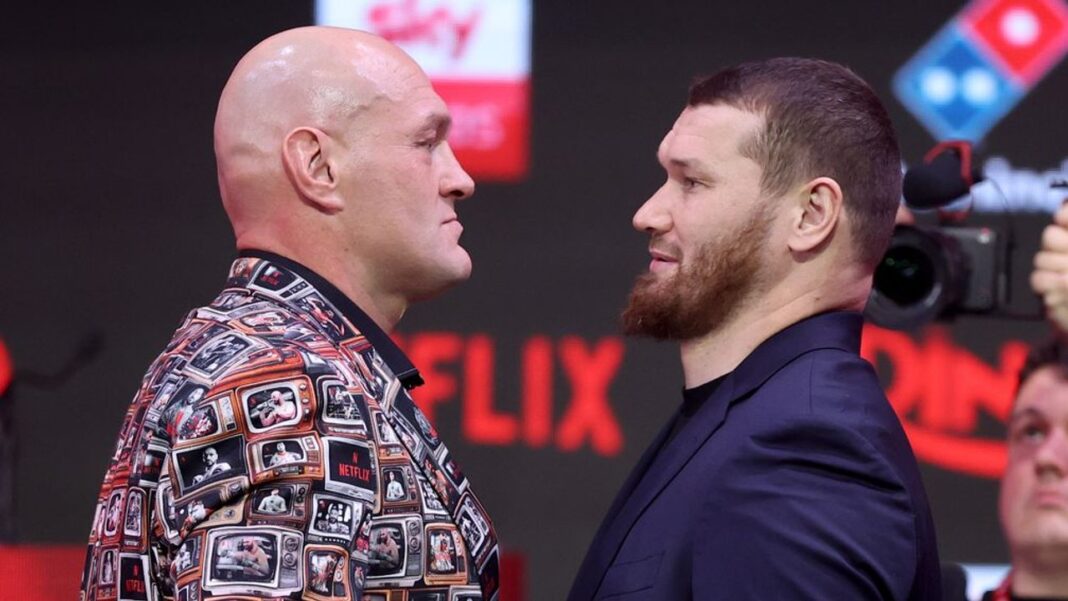 Tyson Fury en entrenamiento o promocionando su combate de regreso contra Arslanbek Makhmudov.