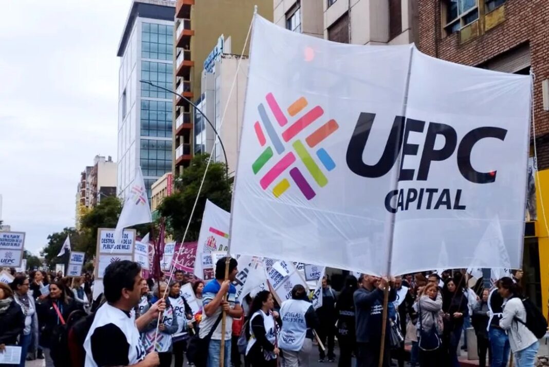Docentes de UEPC Capital movilizándose por las calles de la ciudad de Córdoba.