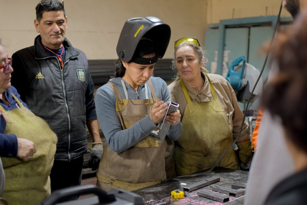 Personas recibiendo capacitación en un taller de la Escuela de Oficios de la UNC, en Ciudad Universitaria, Córdoba.