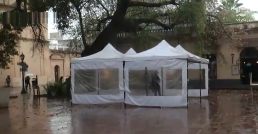 Carpa informativa instalada en la plazoleta Obispo Trejo y Caseros, Córdoba, con banderas de la UNC y gremios.