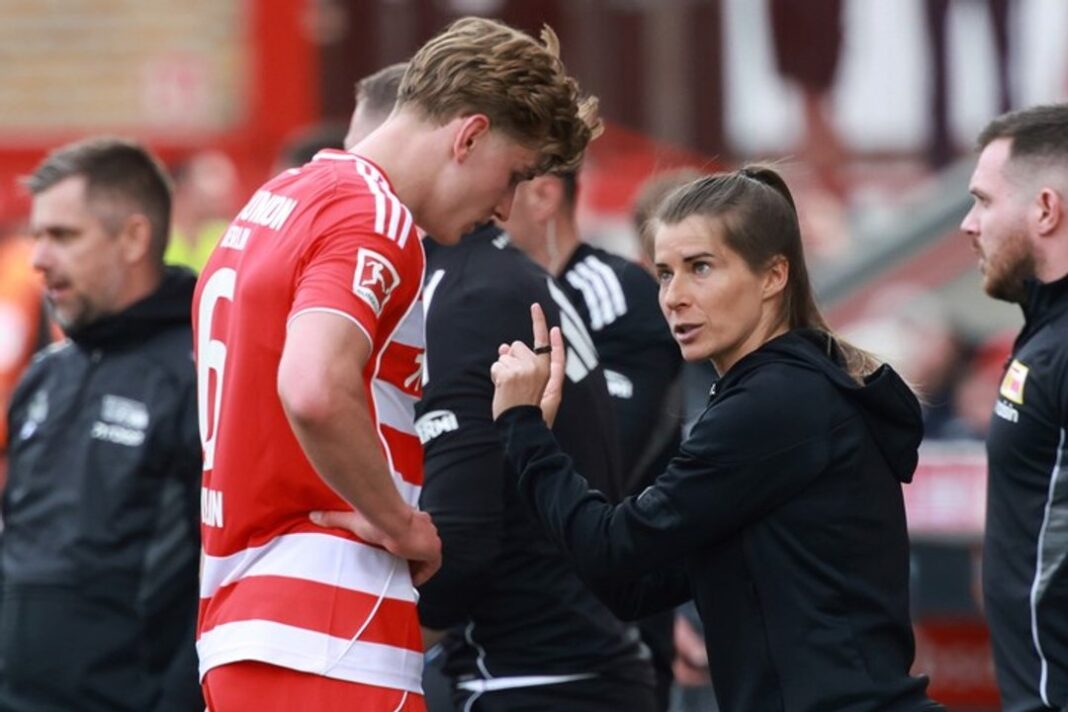 Marie-Louise Eta, entrenadora del Union Berlín, en el banco de suplentes durante un partido de la Bundesliga.