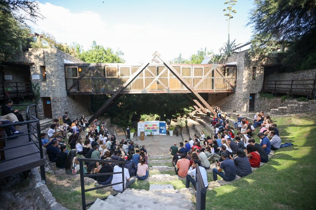 Cartel de la Semana Aniversario de la Universidad Libre del Ambiente con actividades gratuitas en Córdoba