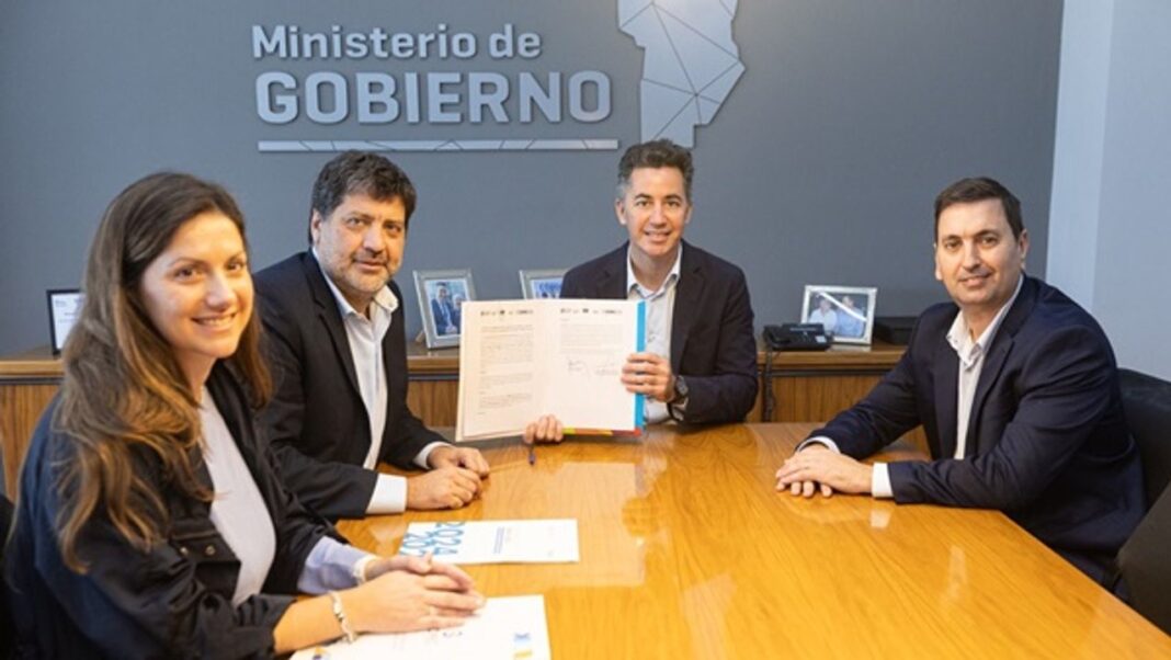 Autoridades firmando el convenio de capacitación para la Guardia Local en la Universidad de Villa María.