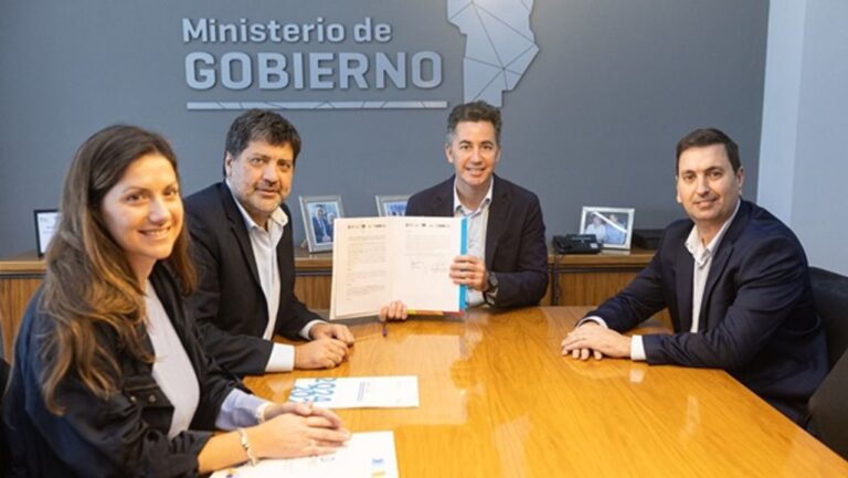 Autoridades firmando el convenio de capacitación para la Guardia Local en la Universidad de Villa María.