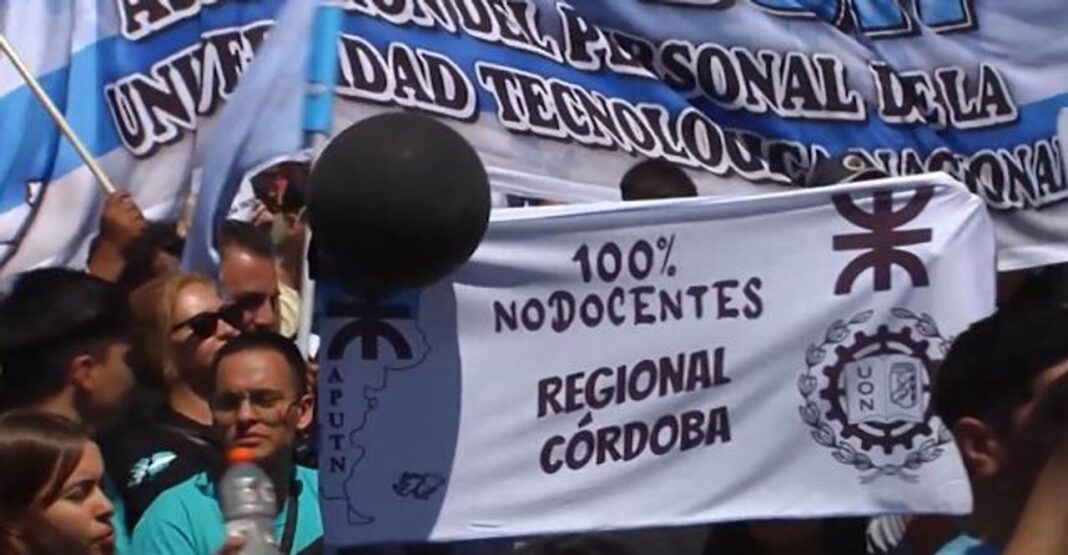 Docentes universitarios en manifestación por la Ley de Financiamiento