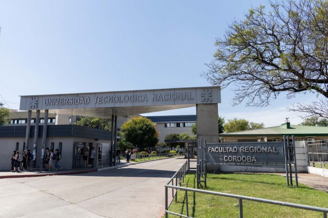 Autoridades de la Agencia Córdoba Cultura y la UTN durante la firma del convenio para la muestra sobre Leonardo Da Vinci.