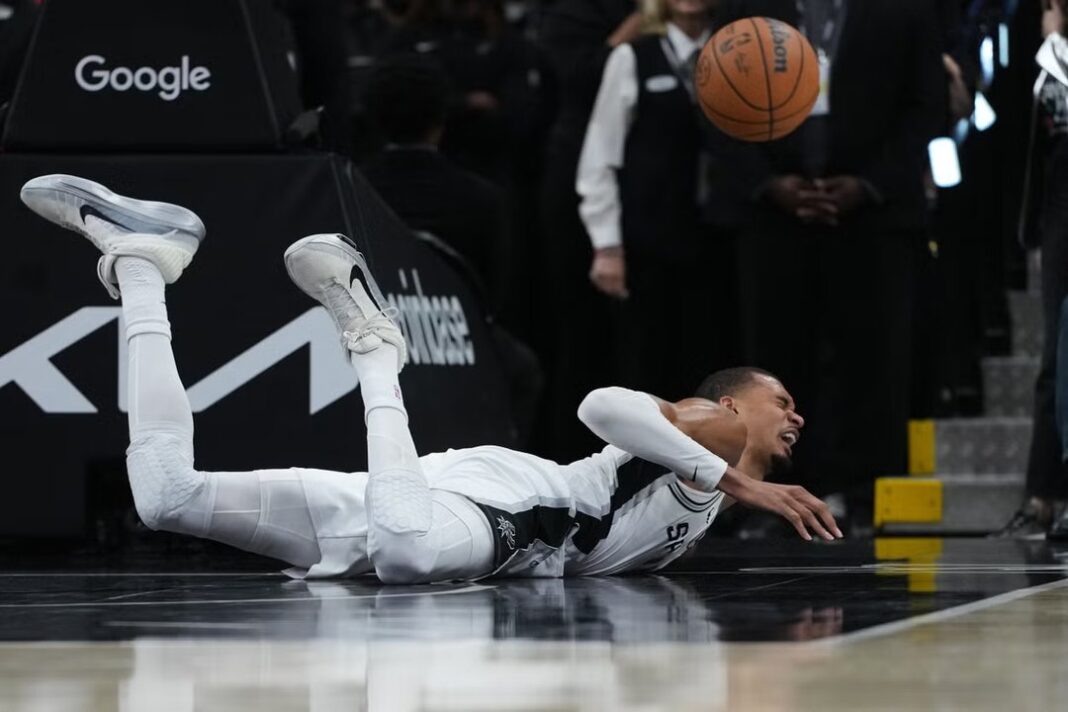 Victor Wembanyama, jugador de San Antonio Spurs, en la cancha de baloncesto.