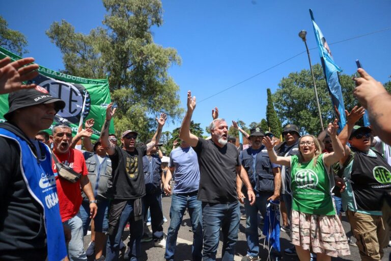 Trabajadores del INTI en protesta contra despidos