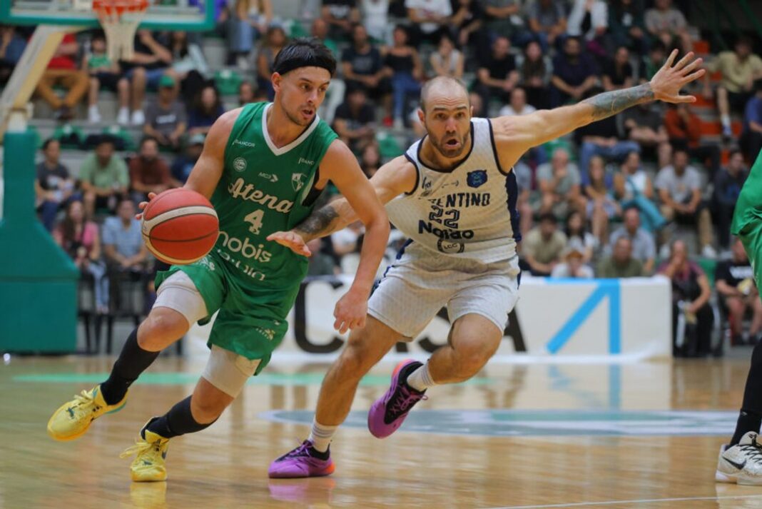 Partido de básquet entre Atenas y Argentino de Junín por la permanencia en la Liga Nacional