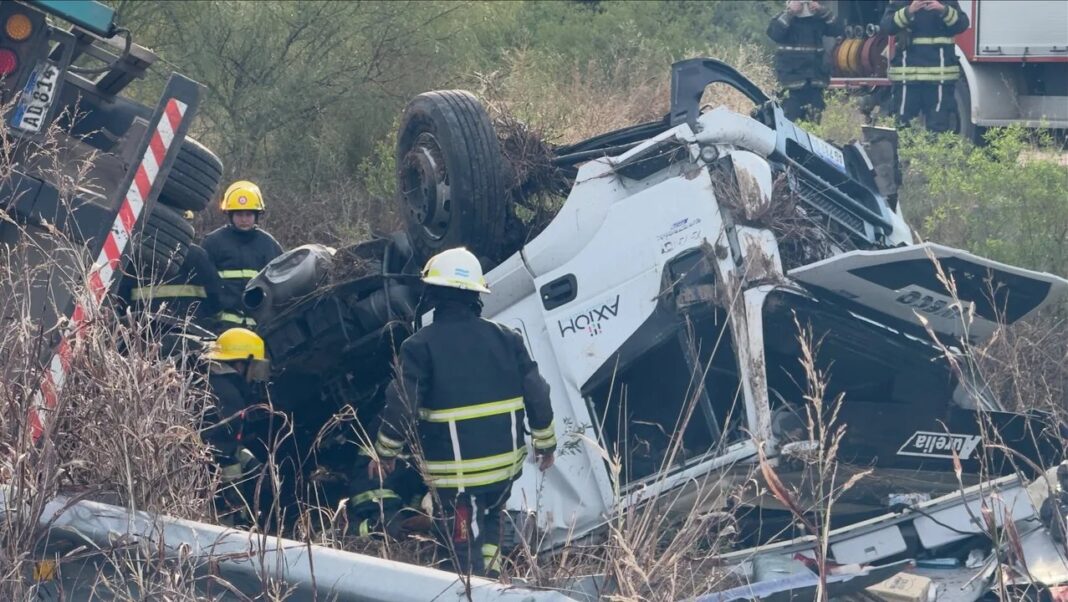 Camión volcado en la banquina de la Autovía 19 con cerdos en el remolque