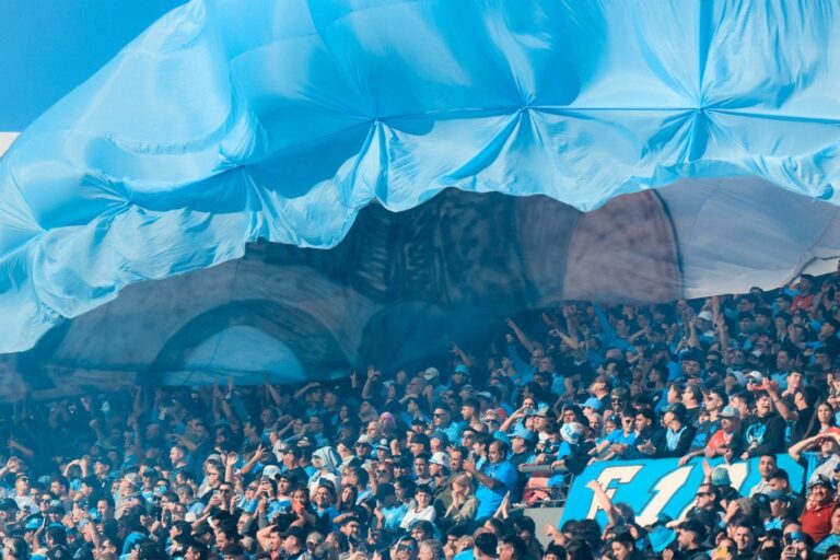 Hinchas de Belgrano en el banderazo previo al clásico en el estadio Julio César Villagra