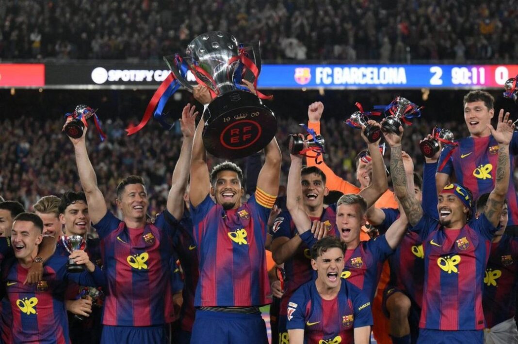 Jugadores del Barcelona celebrando el bicampeonato de La Liga en el Camp Nou ante el Real Madrid