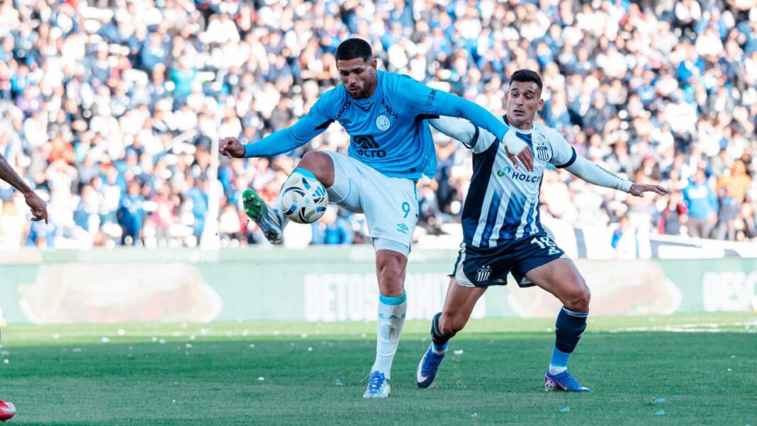 Jugadores de Belgrano celebrando el gol ante Talleres en el estadio Kempes