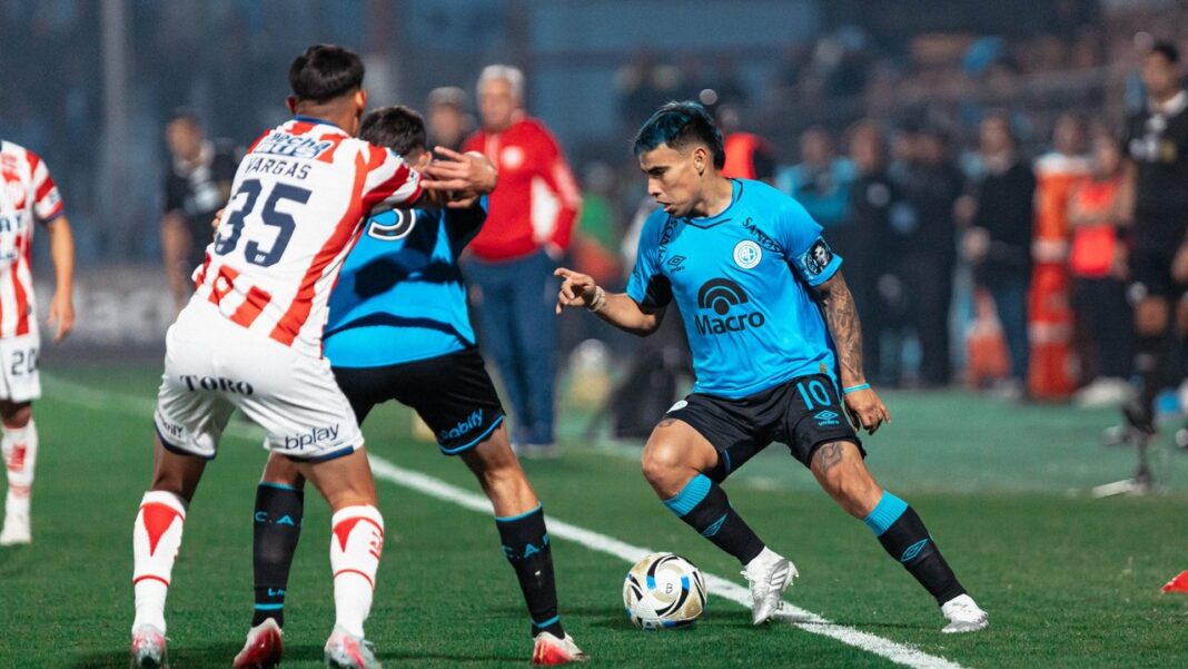 Adrián Sánchez de Belgrano celebra el gol de cabeza ante Unión en el Gigante de Alberdi