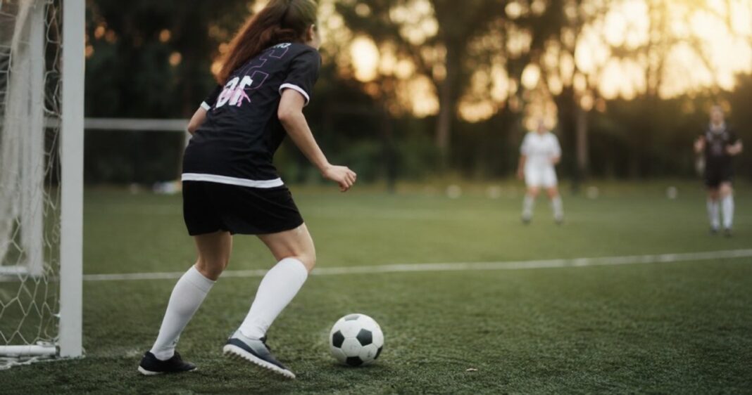 Ilustración de una adolescente dibujando y jugando al fútbol, representando a Celeste